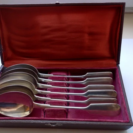 Комплект серебряных столовых ложек в футляре