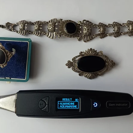 Комплект женских серебряных украшений с альмандинами