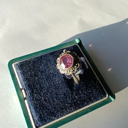 Кольцо серебряное с розовым корундом